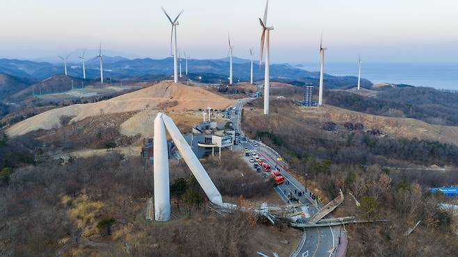 지난 2일 오후 영덕군 영덕읍 창포풍력발전단지에 있던 풍력발전기가 도로에 쓰러져 있다./뉴스1