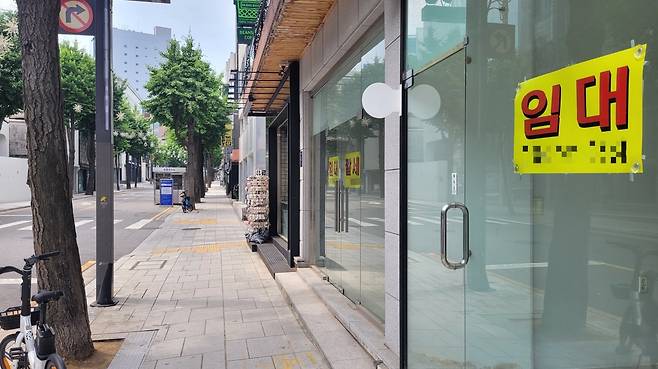 2025년 6월경, 서울 강남구 신사동 가로수길의 빈 상가에 임대 문구가 붙어 있다. 뉴스1