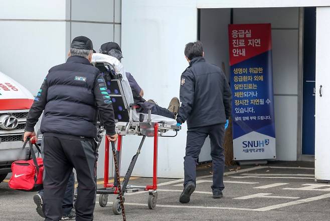 응급실로 이송되는 환자. 연합뉴스 제공