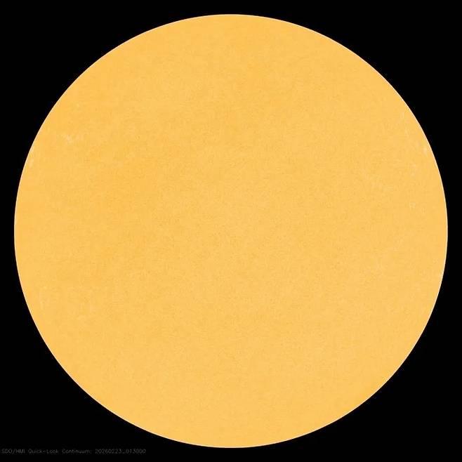 지난 22일(현지시간) 미국 항공우주국(NASA) 관측위성이 찍은 태양 사진. 흑점이 완전히 사라져 있다. 사진=NASA