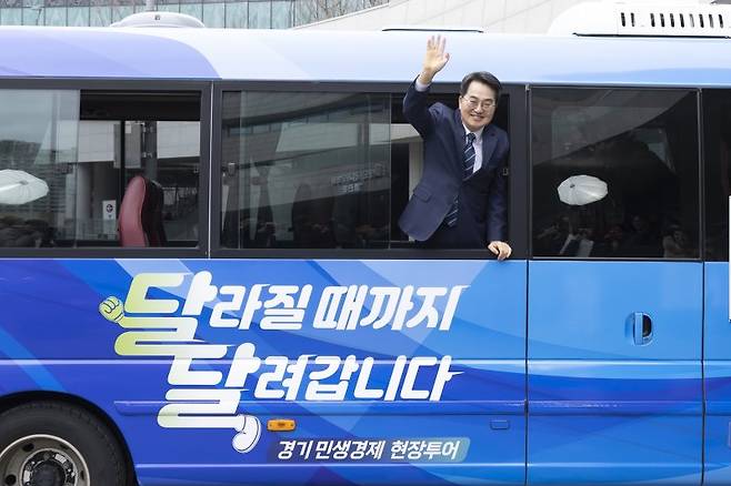 24일 오후 경기융합타운 내 부지에서 김동연 경기도지사가 새로 공개된 달달버스에서 기념촬영을 하고 있다. 경기도 제공.