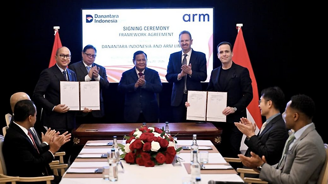 프라보워 인도네시아 대통령(가운데)이 지난 23일 영국 런던에서 열린 인도네시아 투자관리청(BPI Danantara)과 영국 반도체 설계 기업 Arm(암) 간 기본협정 체결식에 참석해 박수를 치고 있다. 인도네시아 대통령비서실 제공