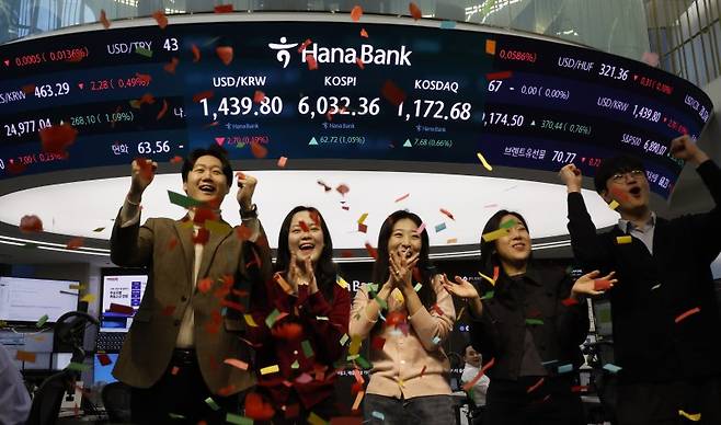 코스피가 장중 6000을 넘은 25일 오전 서울 중구 하나은행 딜링룸에서 관계자들이 코스피 6000 돌파를 축하하고 있다. 사진=뉴시스