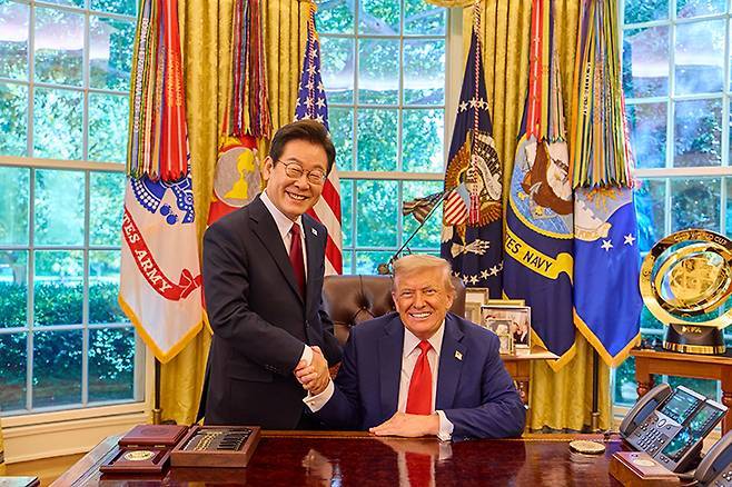 이재명 대통령이 지난달 25일(현지시간) 미국 워싱턴 DC 백악관에서 열린 한미 정상회담을 마친 후 도널드 트럼프 미국 대통령과 악수하고 있다.(ⓒ뉴스1, 무단 전재-재배포 금지)