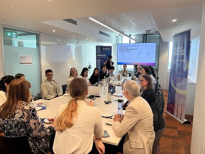 지난 3일 오스트레일리아 모내시대학에서 ‘기술 매개 젠더기반 폭력 대응: 오스트레일리아-한국 교류 프로젝트’ 참가자들이 대화를 나누고 있다. 고나린 기자