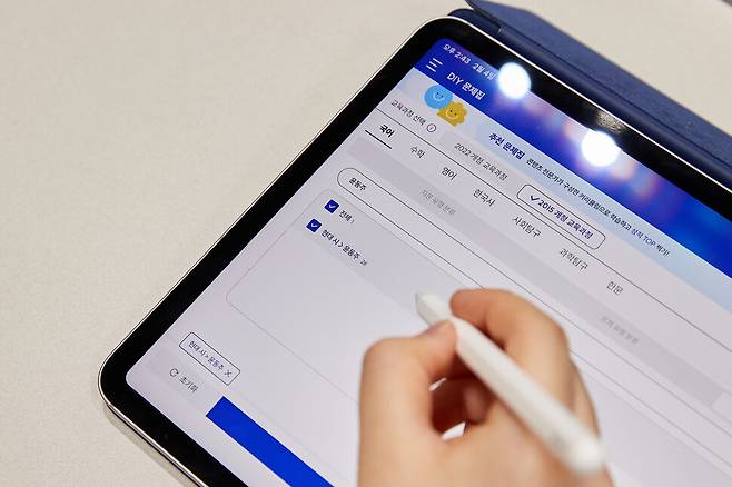 박지민 학생이 기출탭탭 DIY문제집 기능을 활용해, ‘윤동주’ 작품 관련 문제를 추천받는 모습. 비상교육 제공