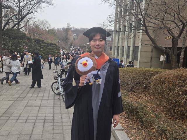 24일 서울 동대문구 서울시립대 졸업식에서 졸업생 편해찬씨가 학교 마스코트 인형을 들고 포즈를 취하고 있다. 나민서 기자