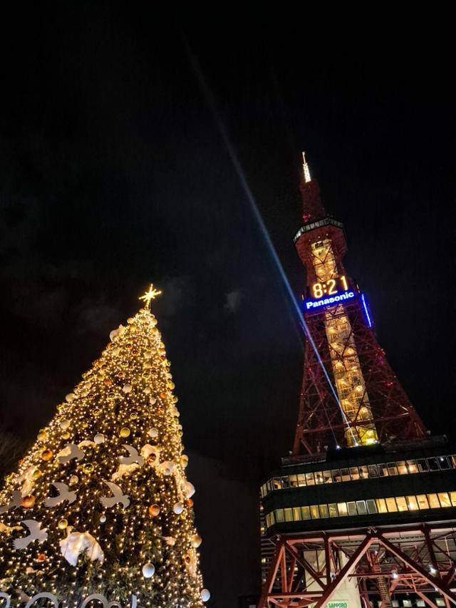 삿포로 TV타워(오른쪽)과 1초메의 대형 트리의 모습.