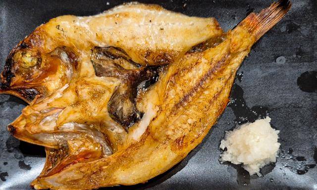 삿포로 니조시장 오이소의 홍살치 구이.