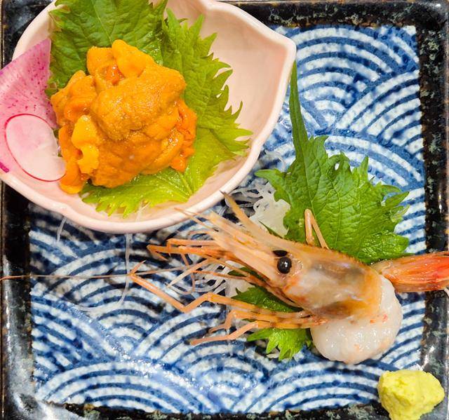 삿포로 니조시장 오이소의 우니(왼쪽 위)와 보탄에비.