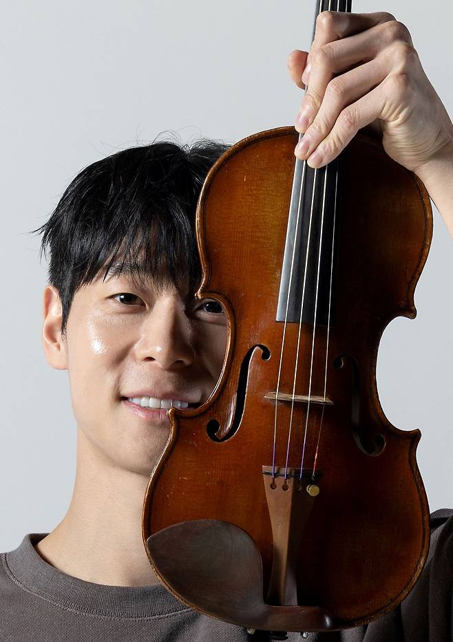 올해 데뷔 10주년을 맞은 바이올리니스트 대니 구가 서울 상암동 중앙일보 사옥에서 인터뷰를 하며 바이올린과 함께 포즈를 취했다. 장진영 기자