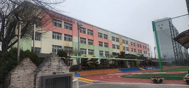 24일 서울 강남구 지하철 3호선 대청역과 수서역 사이에 위치한 대청초. 내달 입학하는 예비 1학년 학생이 7명에 불과한 것으로 나타났다. 이보람 기자