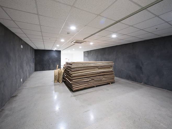 국립현대미술관 서울관에 전시된 김방주 작가의 작품. 이 목재들은 지난해 김창열 회고전에 쓰였던 폐목재들이다. /국립현대미술관 제공