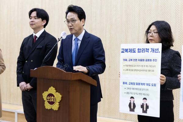 안민석 경기도교육감 예비후보가 25일 오전 10시 30분 경기도의회 브리핑룸에서 기자회견을 열고 ‘교복제도’ 4대 개선 방안을 제시했다. 안민석 캠프 제공