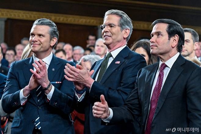 (워싱턴DC 로이터=뉴스1) 이정환 기자 = 피트 헤그세스 국방장관(왼쪽)과 스콧 베선트 재무장관이 24일(현지시간) 워싱턴 DC 미국 국회의사당 하원 회의장에서 열린 도널드 트럼프 미국 대통령의 2기 첫 국정연설에서 마코 루비오 국무장관(오른쪽)에게 박수치고 있다. 2026.02.24. ⓒ 로이터=뉴스1 Copyright (C) 뉴스1. All rights reserved. 무단 전재 및 재배포, AI학습 이용 금지. /사진=(워싱턴DC 로이터=뉴스1) 이정환 기자
