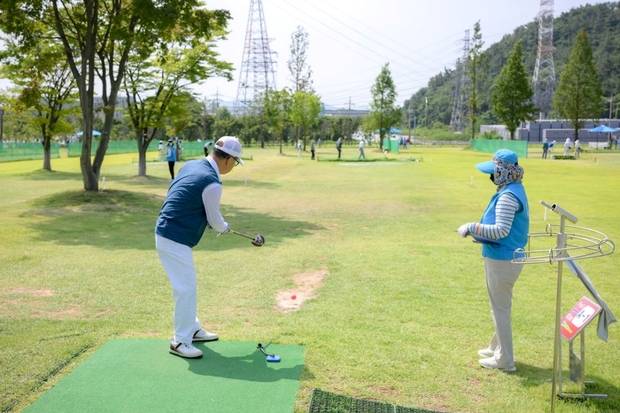 파크골프를 즐기는 시민들. 사진 제공=순천시