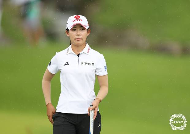 퍼팅 후 그린을 벗어나고 있는 황유민. 사진 제공=KLPGA