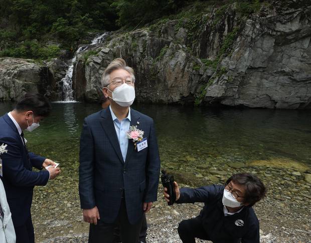 2021년 5월 26일 당시 경기도지사였던 이재명 대통령이 경기 가평군 용소폭포에서 열린 경기도 청정계곡 생활 SOC 준공식에서 불법 시설물을 철거하고 새단장한 계곡을 살펴보고 있다. 뉴스1
