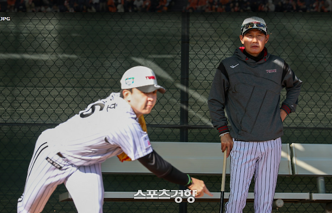 염경엽 LG 감독이 미국 애리조나 스프링캠프에서 유영찬의 훈련을 지켜보고 있다. LG 트윈스 제공