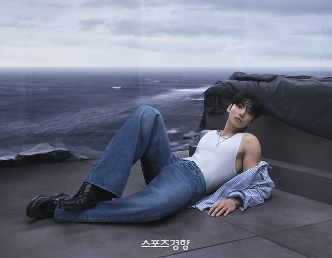 화보 촬영을 하고 있는 방탄소년단 멤버 정국. 캘빈클라인 제공