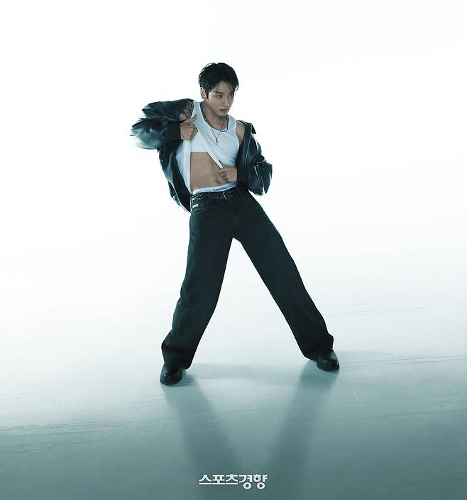 화보 촬영을 하고 있는 방탄소년단 멤버 정국. 캘빈클라인 제공