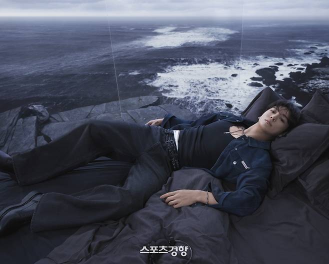 화보 촬영을 하고 있는 방탄소년단 멤버 정국. 캘빈클라인 제공