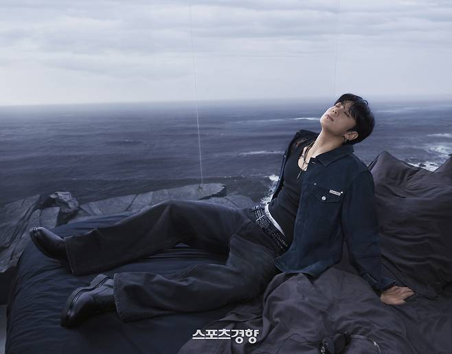화보 촬영을 하고 있는 방탄소년단 멤버 정국. 캘빈클라인 제공