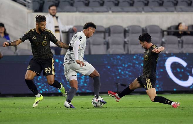 레알 에스파냐 진 밥티스테가 25일 북중미챔피언스컵 LAFC전에서 수비진을 뚫고 드리블 돌파하고 있다. AFP연합뉴스