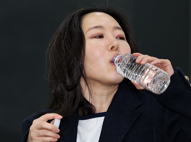 민희진 어도어 전 대표가 25일 서울 종로구 교원챌린지홀에서 열린 민희진-하이브 간 255억 풋옵션 소송 1심 승소 관련 기자회견에서 물을 마시고 있다. 사진 연합뉴스