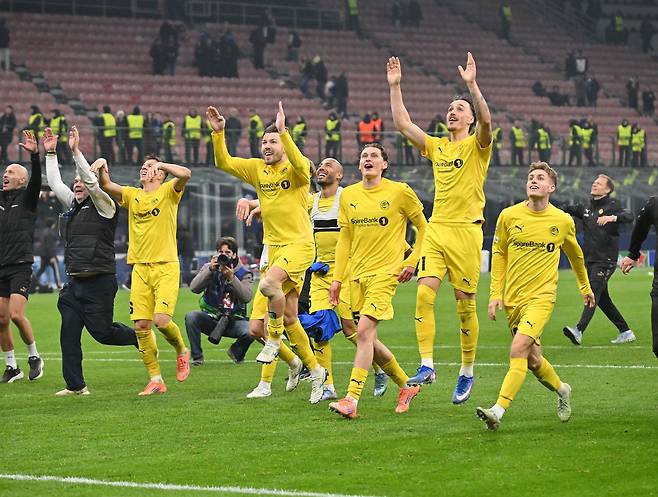 보되/글림트 선수들이 25일 이탈리아 밀라노에서 열린 유럽챔피언스리그 놋아웃 라운드 플레이오프(PO) 2차전에서 인터 밀란을 꺾고 16강 진출을 확정짓자 기뻐하고 있다. 밀라노 | 신화연합뉴스