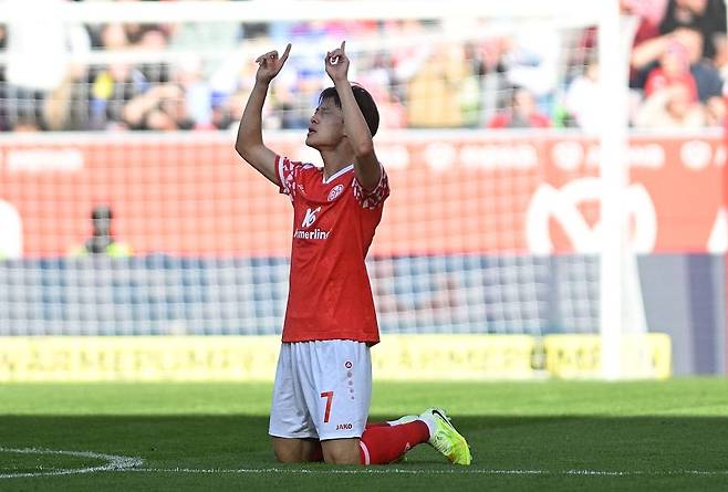 마인츠 이재성이 지난해 10월 레버쿠젠전에서 골을 넣은 뒤 세리머니하고 있다. Getty images코리아