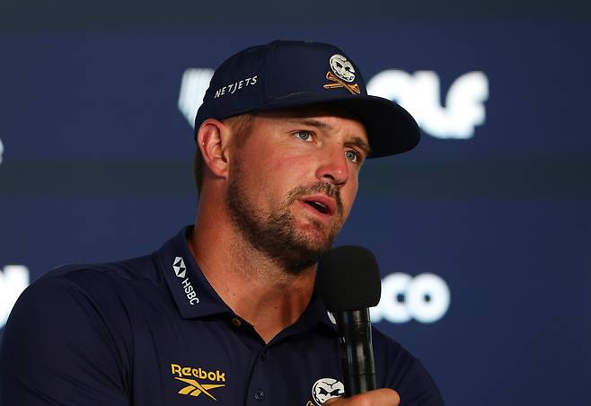 브라이슨 디섐보가 LIV 골프 아들레이드 대회 3라운드 경기가 열린 지난 14일 기자회견을 하고 있다. 게티이미지코리아