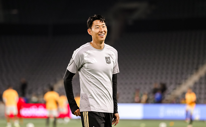 LAFC 손흥민이 25일 북중미 챔피언스컵 레알 에스파냐와 2차전을 앞두고 몸을 풀며 밝게 웃고 있다. LAFC SNS
