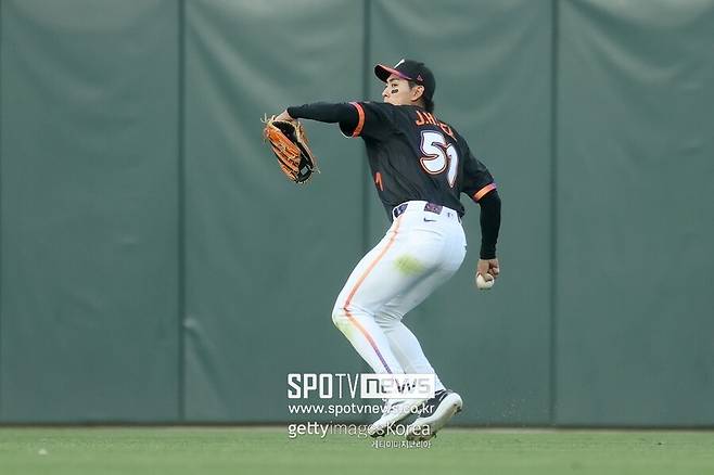 ▲ 샌프란시스코 자이언츠 이정후가 중견수에서 우익수로 포지션을 변경한 뒤 시범경기에서 두 경기 연속 안타와 보살을 기록하며 기대감을 키우고 있다.