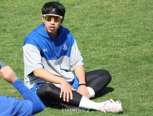 삼성 라이온즈가 22일 일본 오키나와 온나손 아카마 볼파크에서 스프링 캠프를 진행했다. 임기영이 휴식을 취하고 있다. /사진=김진경 대기자