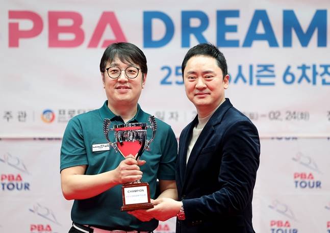 오성욱(왼쪽)이 드림투어 6차전 우승 후 황득희 프로당구선수협회 회장과 함께 기념 사진을 찍고 있다. /사진=PBA