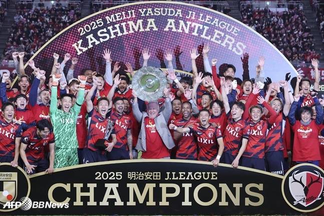 가시마 앤틀러스 선수들이 2025시즌 J리그 우승을 차지한 뒤 기뻐하고 있다. /AFPBBNews=뉴스1