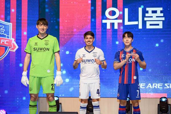 수원FC, 2026 시즌 출정식 개최…사진은 2026시즌 신규 남자부 유니폼 발표 모습.(사진제공=수원특례시청)