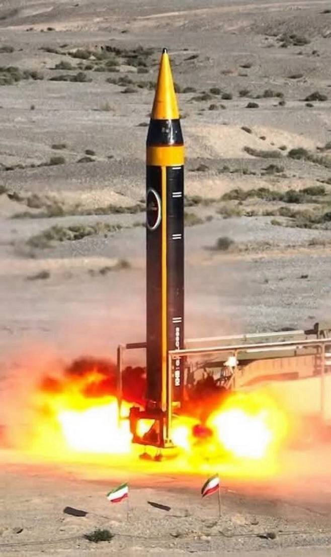 이란 혁명수비대가 호람샤르-4 중거리탄도미사일을 시험발사하고 있다. 이란 혁명수비대 제공