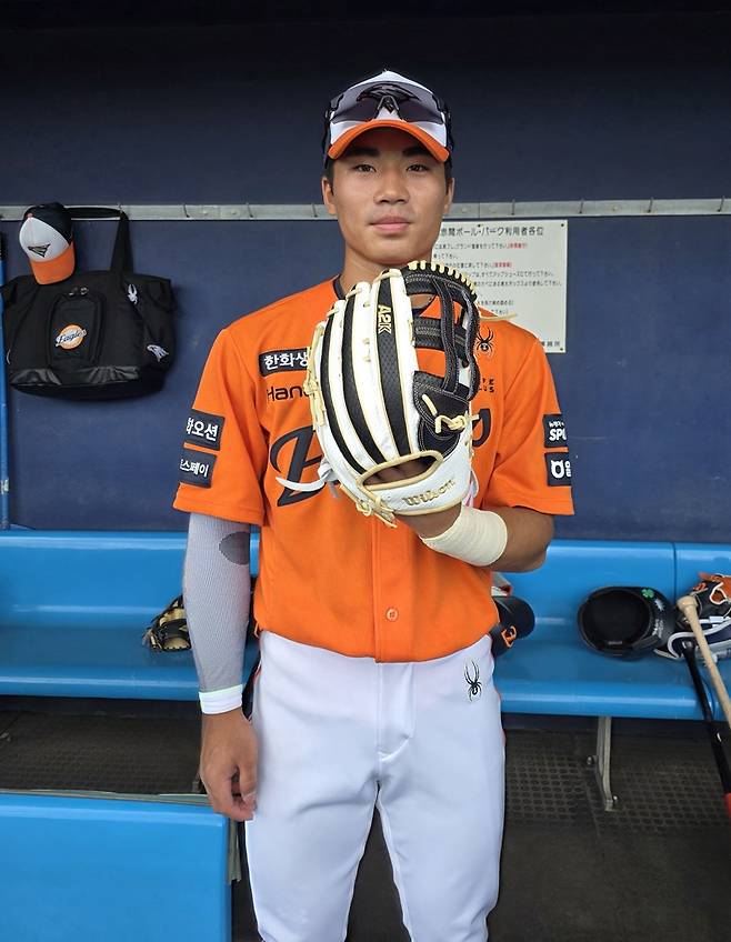 LG 트윈스 박해민에게 선물 받은 글러브를 착용한 한화 이글스 루키 외야수 오재원. 사진 한화 이글스
