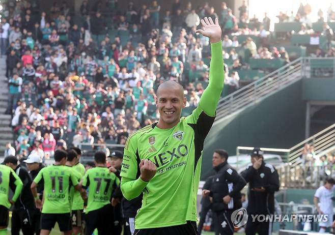 팬들 향해 손 흔드는 전북 티아고 (전주=연합뉴스) 나보배 기자 = 21일 전북 전주월드컵경기장에서 열린 '쿠팡플레이 K리그 슈퍼컵 2026' 전북 현대와 대전 하나 시티즌 경기에서 전북 티아고가 골을 넣은 뒤 팬들을 향해 환호하고 있다. 2026.2.21 warm@yna.co.kr