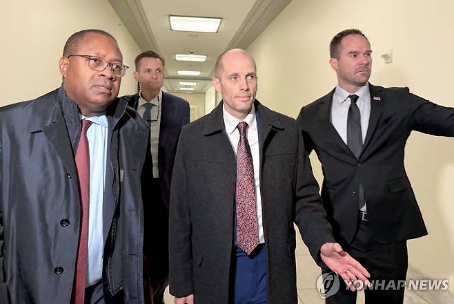 하원 법사위 증언 출석하는 로저스 쿠팡 한국법인 임시대표 (워싱턴=연합뉴스) 이유미 특파원 = 해롤드 로저스 쿠팡 한국법인 임시 대표(가운데)가 지난 23일(현지시간) 미국 워싱턴DC의 연방 하원 법사위 회의장에 비공개 증언을 하기 위해 들어가고 있다. 2026.2.23 yumi@yna.co.kr