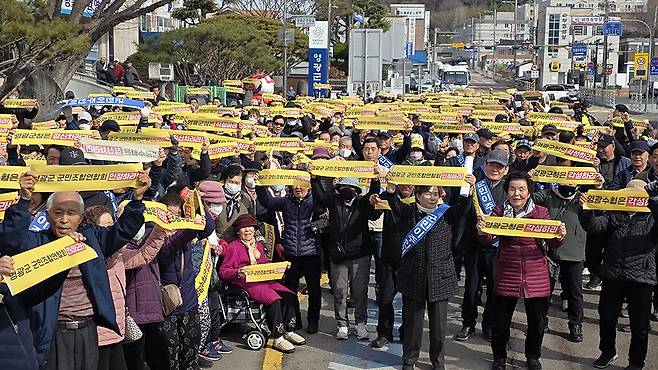 26일 오전 10시30분께 영광군청 앞에서 영광군 군민조합연합회가 해상풍력 보상금을 노린 ‘가짜 어민’을 규탄하며 투명한 이익 배분을 촉구하는 대규모 집회를 열고 있다./주성학 기자