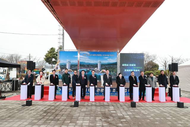 사천시는 26일 용현면 주문리 사천대교 아래 사업 현장에서 ‘사천 선상지 테마 관광명소 조성사업’ 착공식 및 안전기원제를 개최했다. 사천시 제공