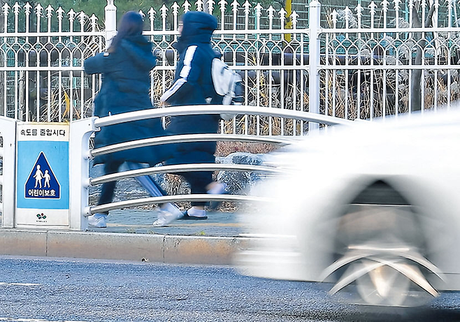 대구 동구의 한 초등학교 학생들이 학교 앞 어린이보호구역을 지나고 있다. <영남일보DB>