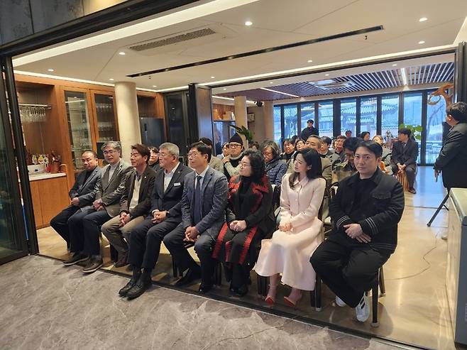 24일 예천군 풍양면 송암카페에서 열린 제8회 예천국제스마트폰영화제 출범식에는 김학동 예천군수와 정재송 영화제 조직위원장을 비롯한 조직위원, 영화 관계자, 지역 인사 등 60여 명이 자리를 채웠다. 장석원기자