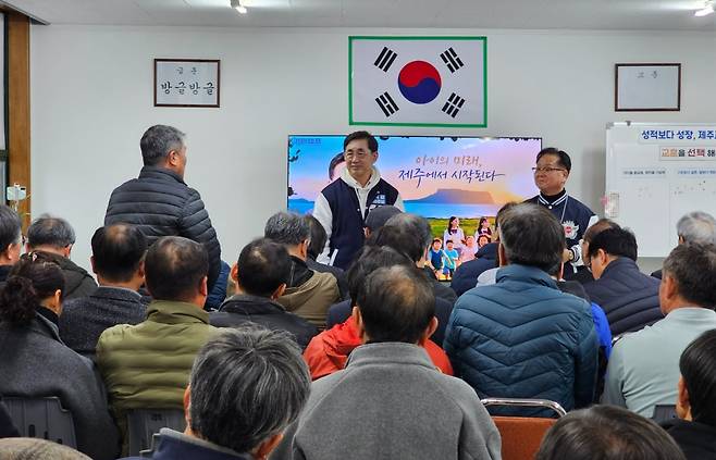 26일 선거사무소 개소식을 갖고 있는 송문석 제주도교육감 예비후보. ⓒ제주의소리