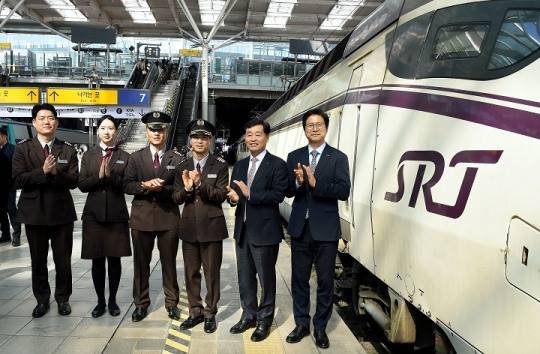 정왕국 SR 대표이사(오른쪽에서 두번째)가 서울역에 안전하게 도착한 SRT 기장과 승무원에게 감사를 표하고 기념촬영을 하는 모습./사진제공=SR