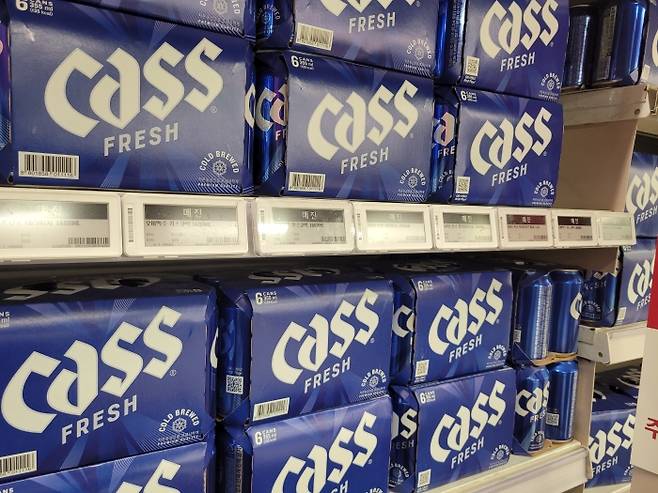 홈플러스 월곡점은 신선식품 코너는 비교적 괜찮았으나, 가공 식음료 부문에서 매진된 상품이 다수 있었다. 사진은 해당 점포의 맥주 매대로 대부분의 맥주가 매진로 표시됐다. 사진=서승범 기자 seo6100@