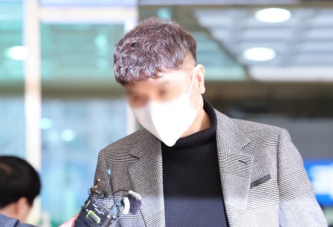 방송인 박수홍 씨의 개인 돈과 기획사 자금 등 수십억 원을 횡령한 혐의로 기소된 친형 진홍 씨가 2024년 2월 서울서부지법에서 열린 1심 선고를 마친 뒤 나오고 있다. 연합뉴스